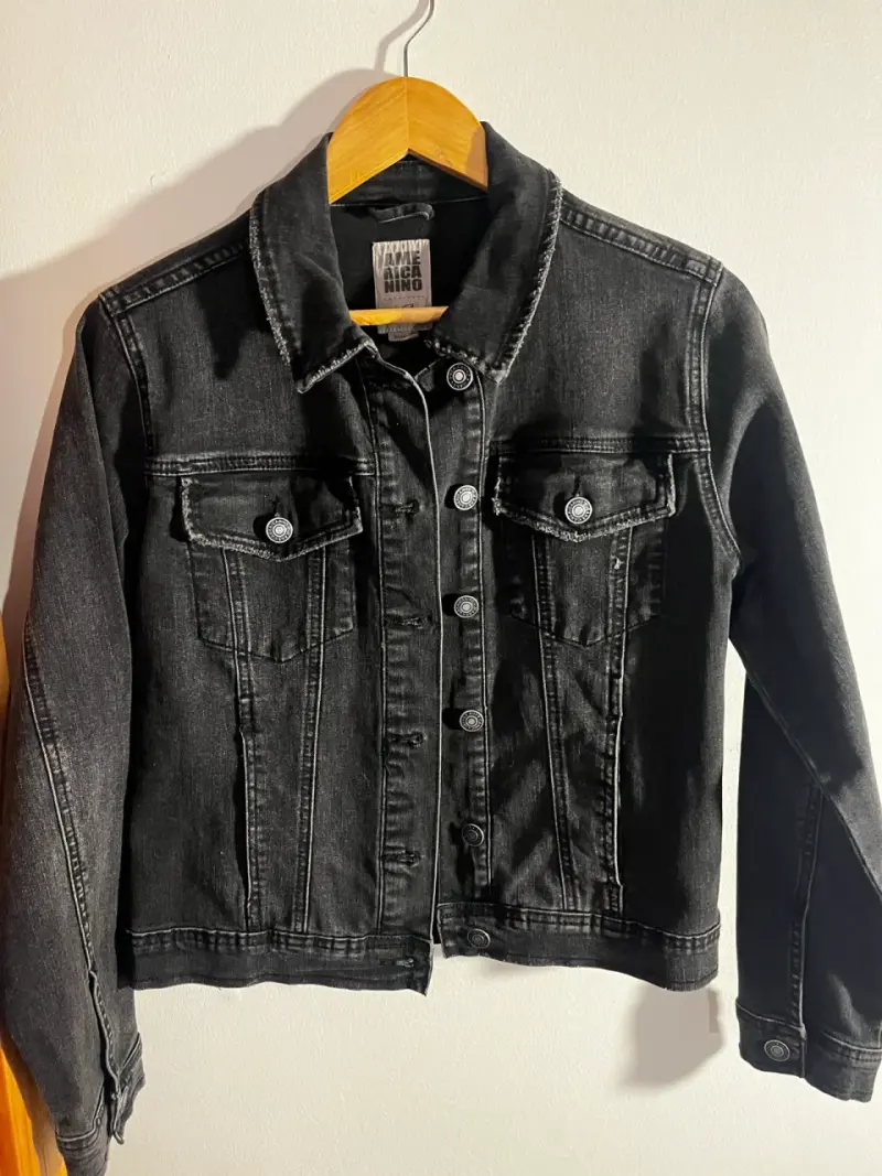 Chaqueta de mezclilla negra para mujer