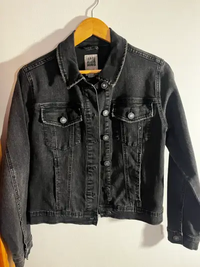 Chaqueta de mezclilla negra para mujer - miniatura 1