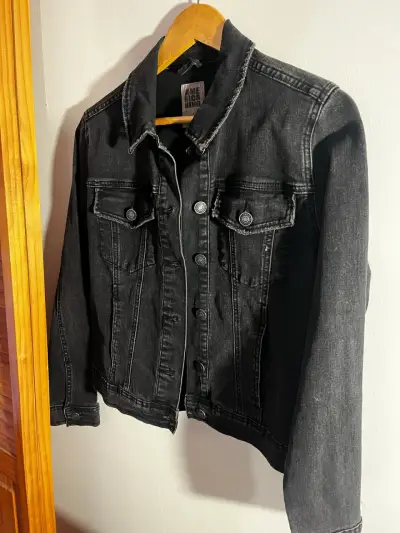 Chaqueta de mezclilla negra para mujer - miniatura 2