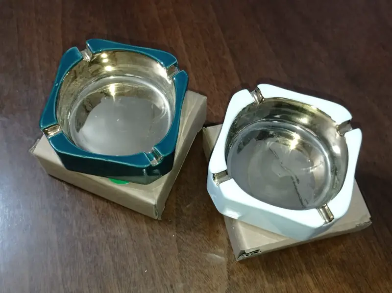 Set de ceniceros de cerámica verde y blanco - 2