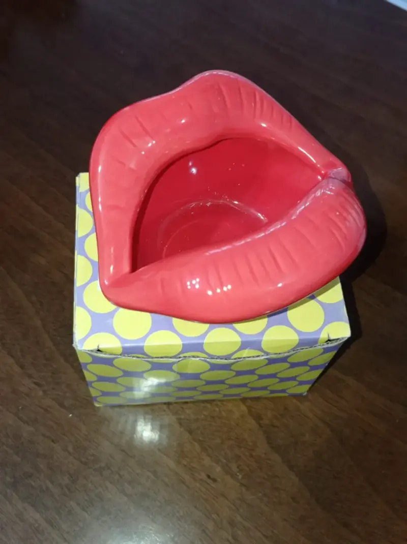 Cenicero de cerámica en forma de labios rojo