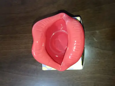 Cenicero de cerámica en forma de labios rojo - miniatura 2