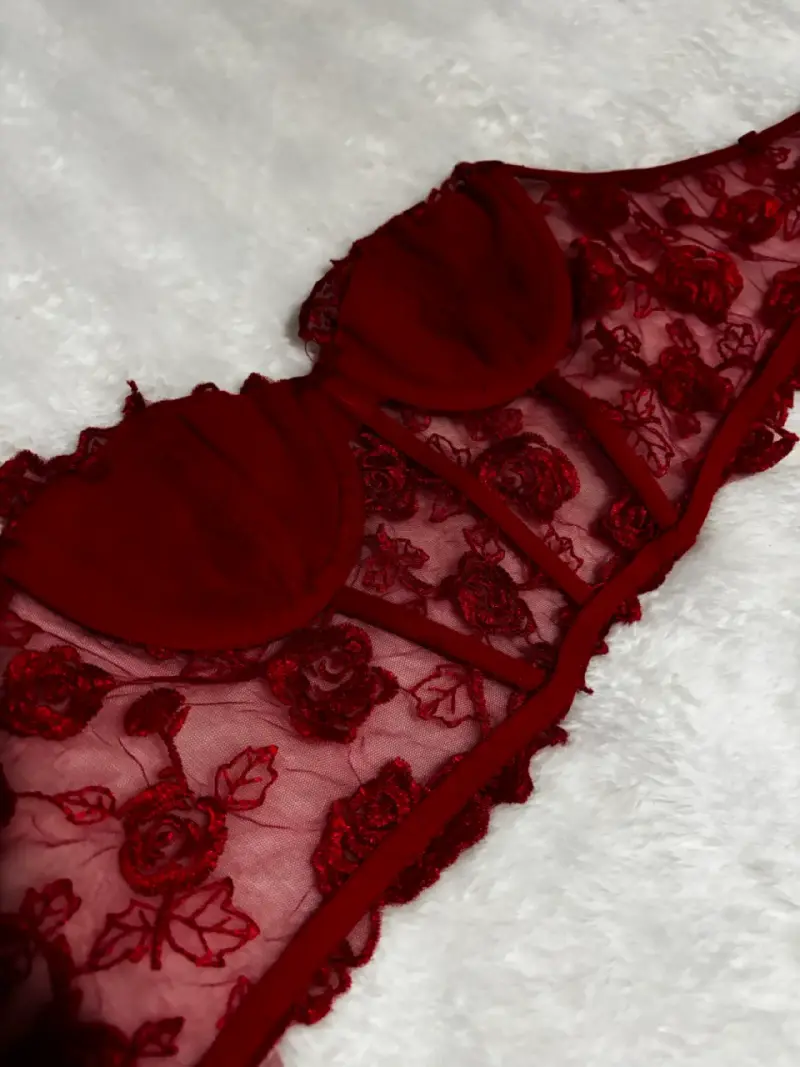 Bralette rojo de encaje floral - 4