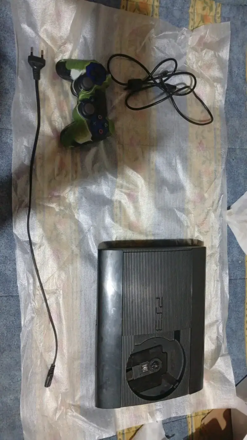 Consola PlayStation 3 con control y cables