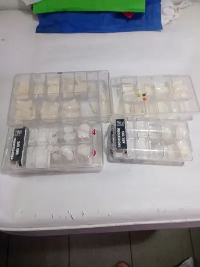 Kit de uñas acrílicas con tips y decoraciones - miniatura 1