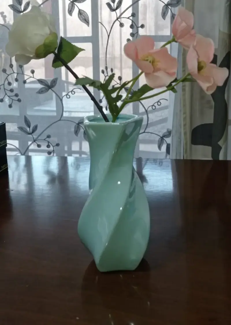 Florero de cerámica celeste con diseño moderno