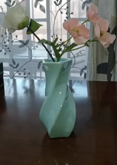 Florero de cerámica celeste con diseño moderno - miniatura 1
