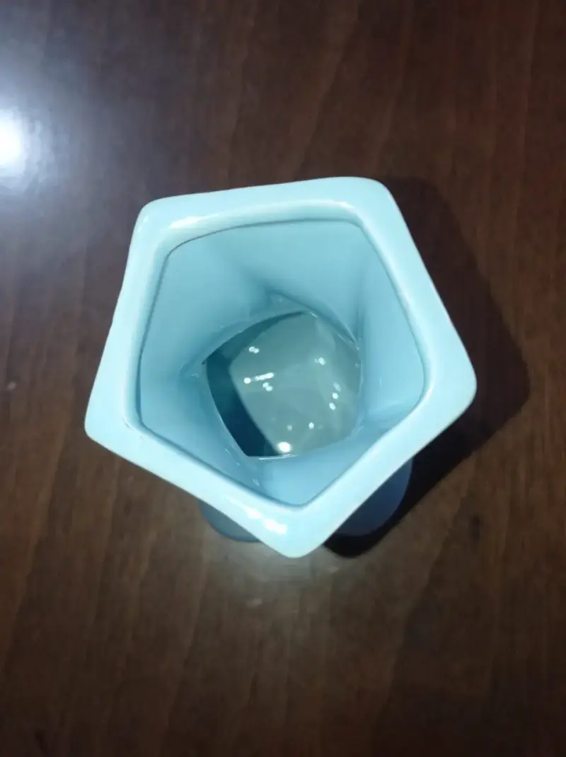 Florero de cerámica celeste con diseño moderno - 3