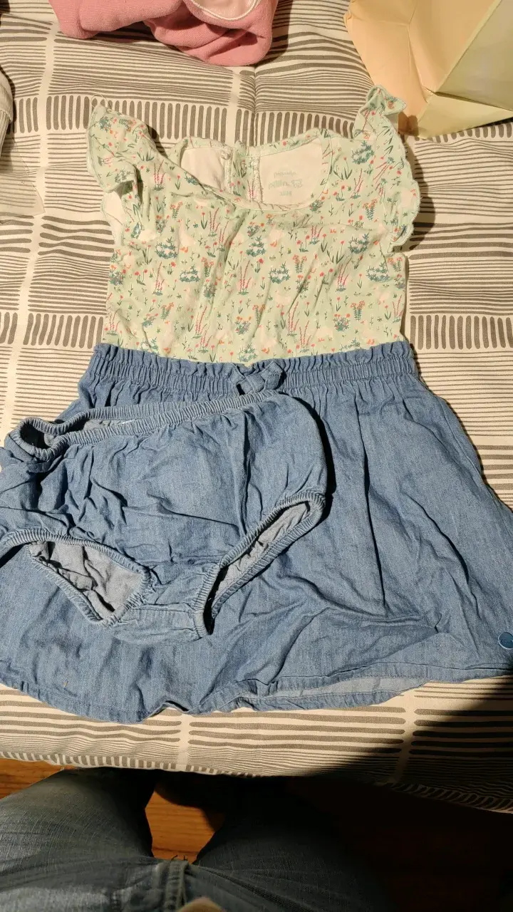 Conjunto de niña con blusa floral y falda denim