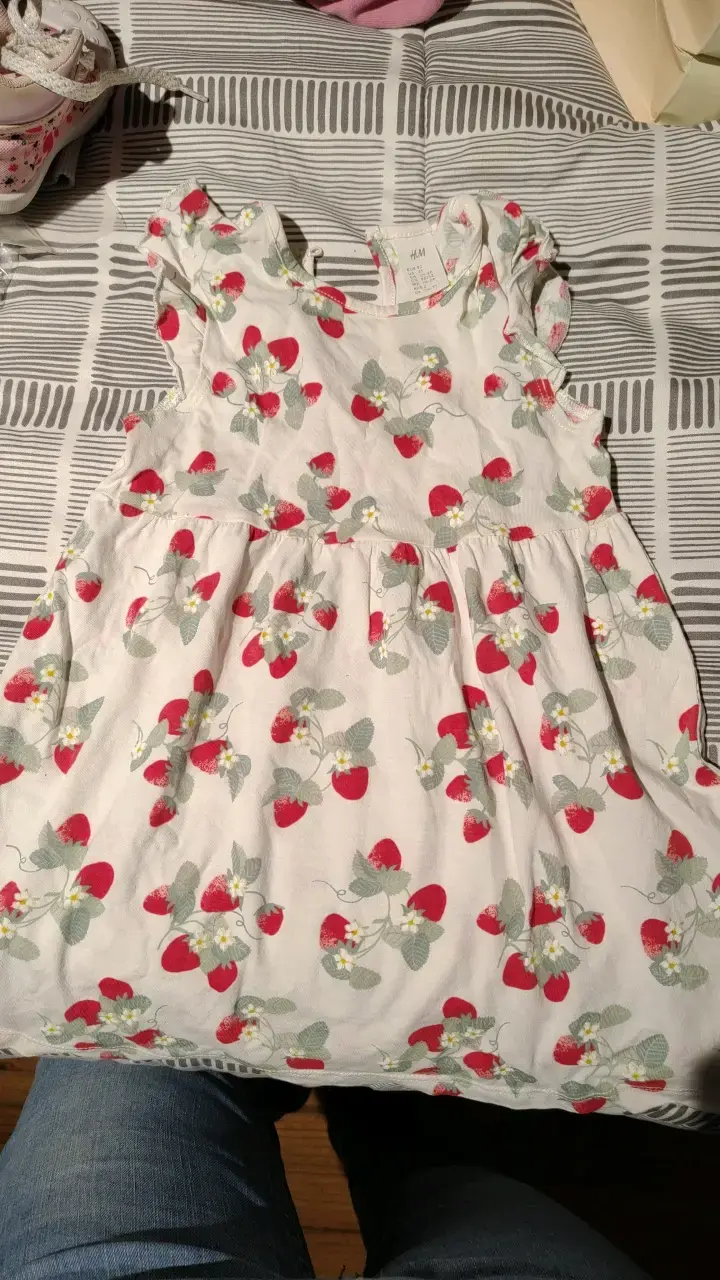 Vestido infantil con estampado de fresas H&M
