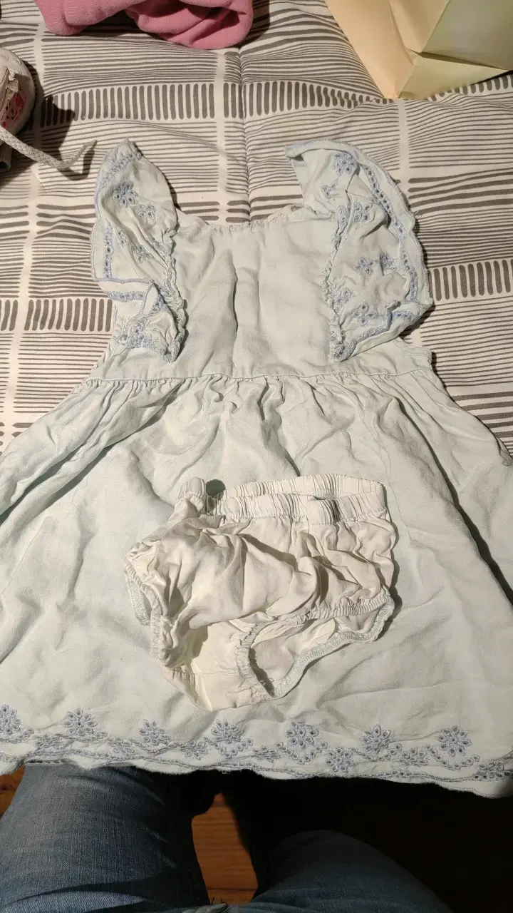 Vestido de bebé con encaje azul claro