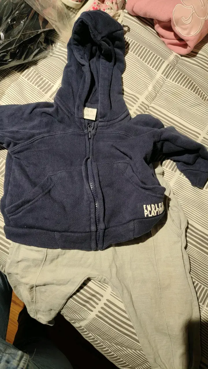 Conjunto de bebé azul con capucha Zara
