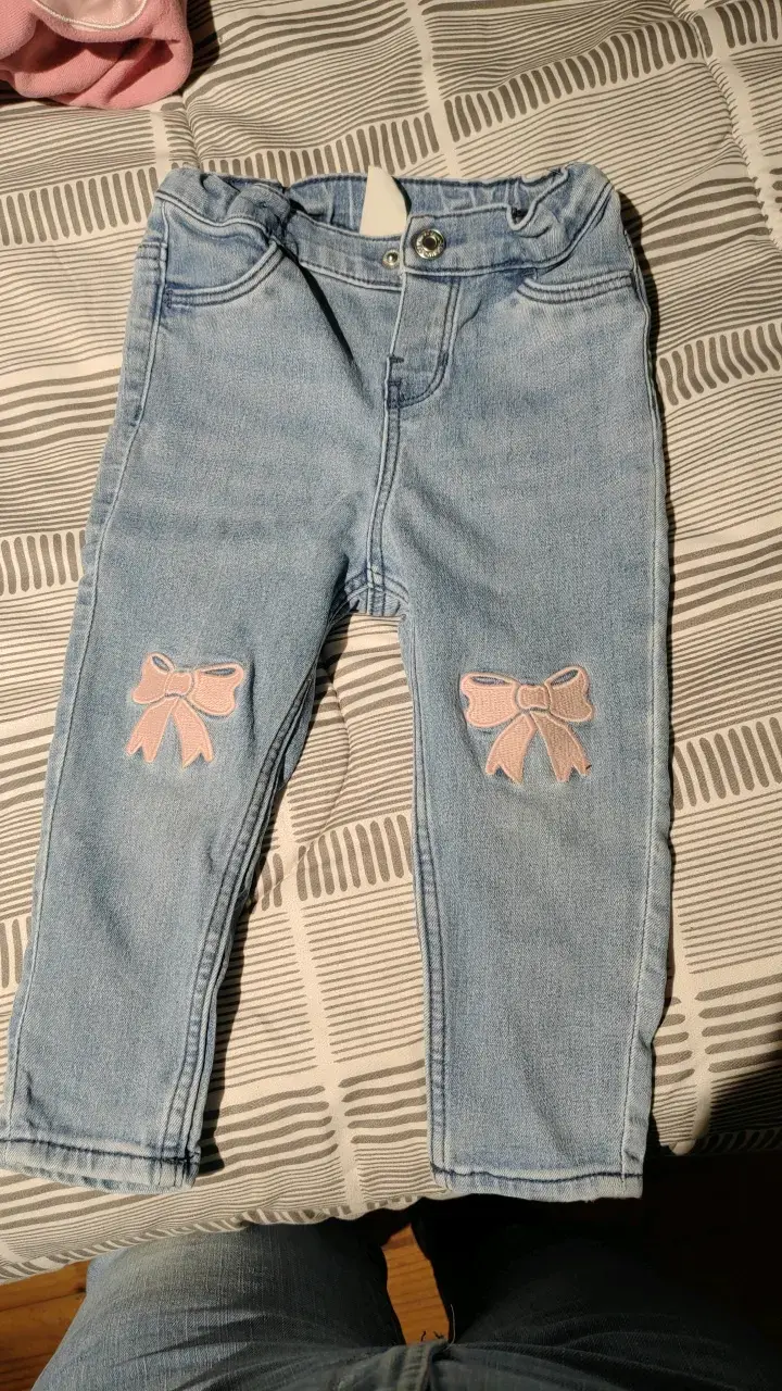 Jeans de bebé con lazos decorativos