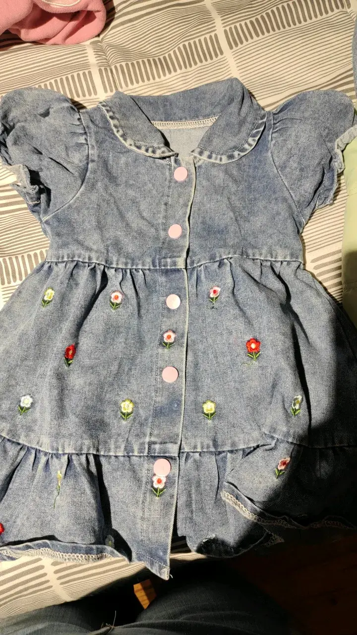 Vestido de mezclilla para niña con bordado floral