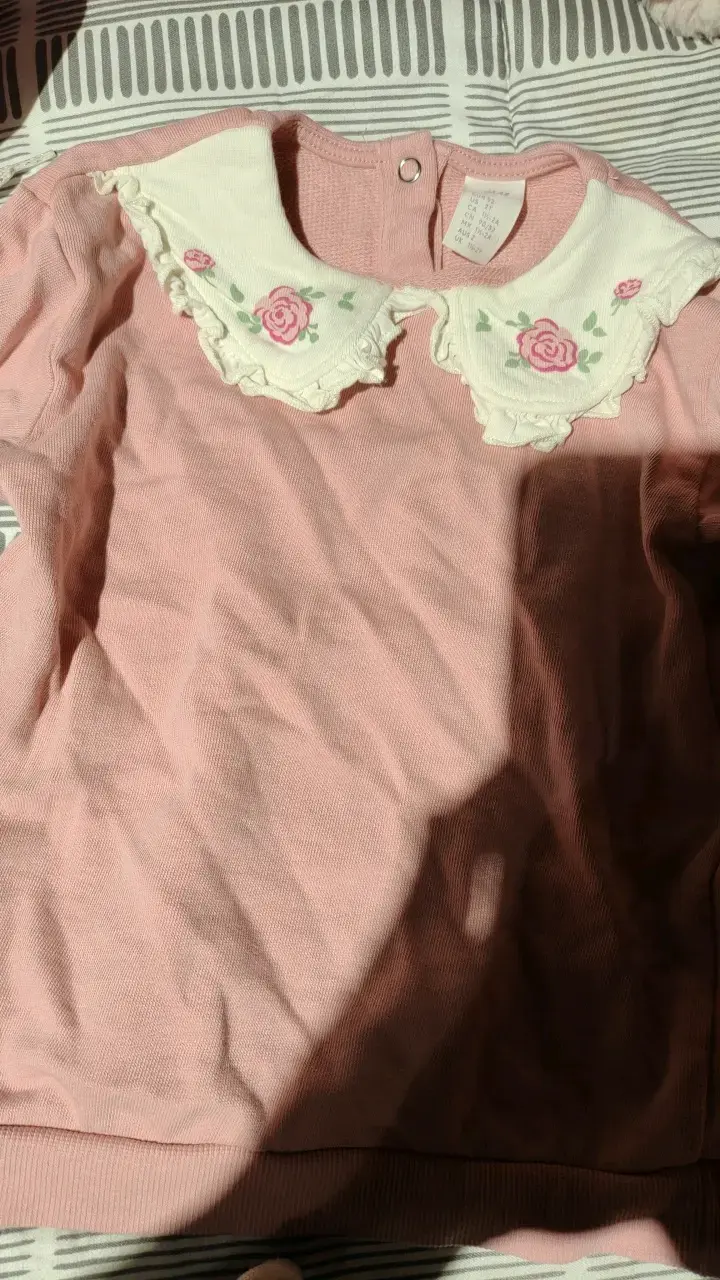 Poleron rosa para niña con cuello bordado