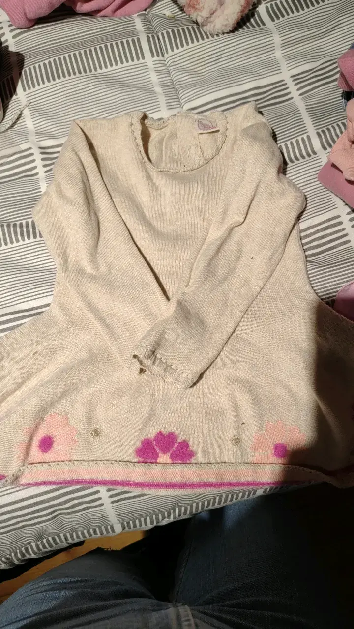 Vestido de lana beige con flores para niña