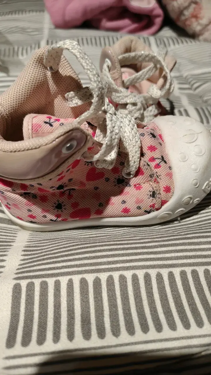 Zapatillas de bebé rosas con diseño de corazones