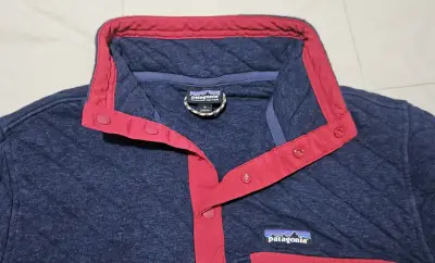 Polerón Patagonia azul con detalles rojos - miniatura 4
