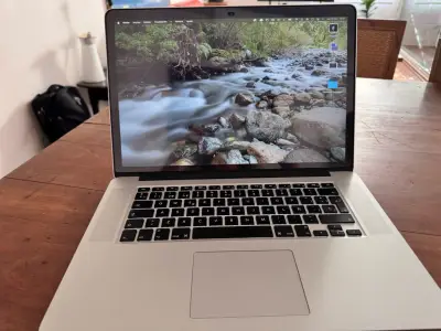 MacBook Pro 15 pulgadas en buen estado - miniatura 2