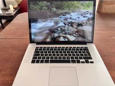 MacBook Pro 15 pulgadas en buen estado - miniatura 3