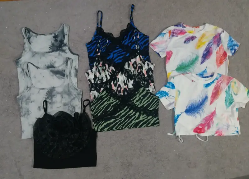 Conjunto de tops y poleras estampadas para mujer - 1