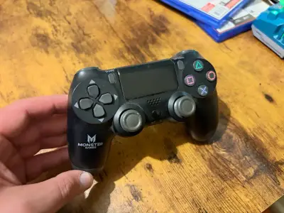 Control inalámbrico Monster Games para PS4 - miniatura 3