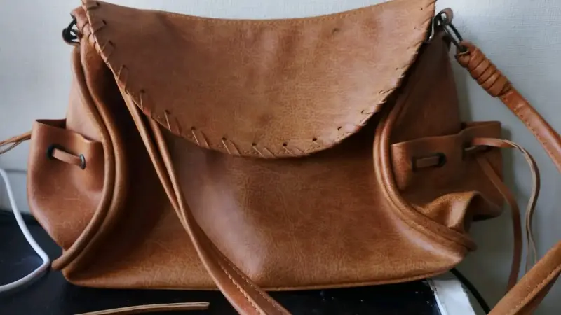 Bolso de cuero marrón con diseño artesanal