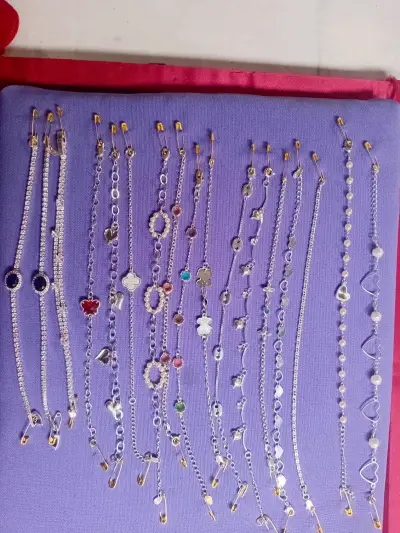 Conjunto de pulseras y anillos de plata con dijes - miniatura 1
