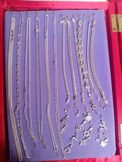 Conjunto de pulseras y anillos de plata con dijes - miniatura 2