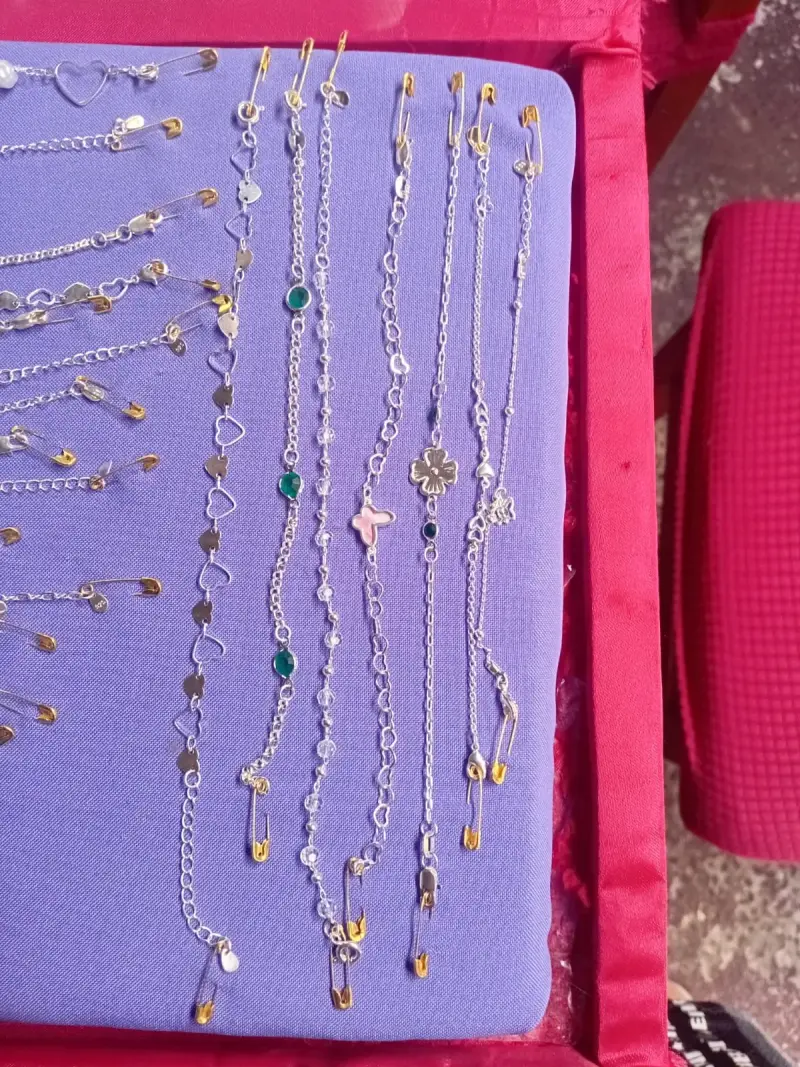 Conjunto de pulseras y anillos de plata con dijes - 3