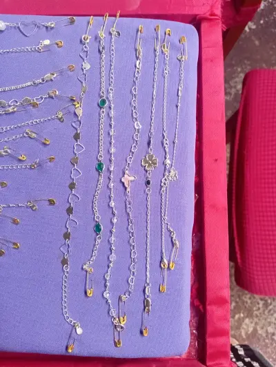 Conjunto de pulseras y anillos de plata con dijes - miniatura 3
