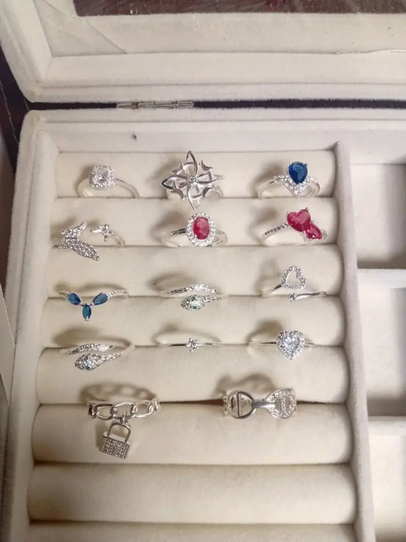 Conjunto de pulseras y anillos de plata con dijes - 4