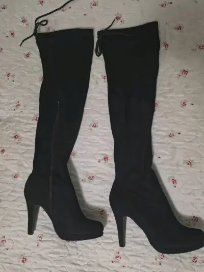 Botas negras de tacón alto hasta la rodilla - miniatura 1