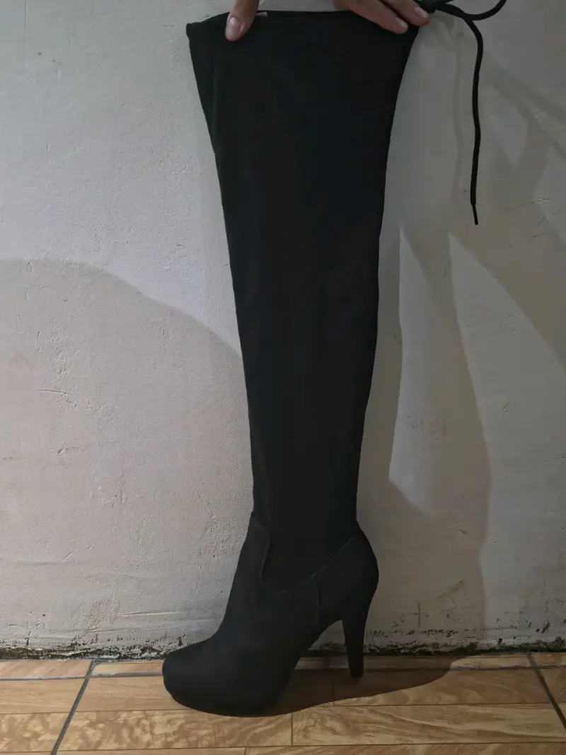Botas negras de tacón alto hasta la rodilla - 2