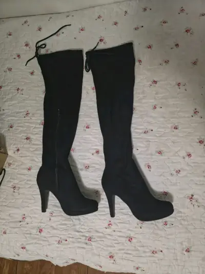 Botas negras de tacón alto hasta la rodilla - miniatura 3