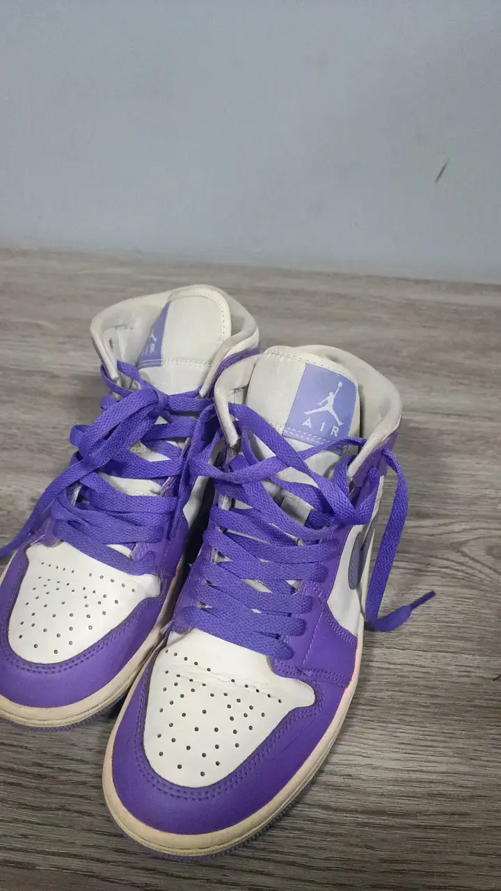 Zapatillas Air Jordan moradas y blancas - 1