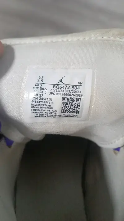 Zapatillas Air Jordan moradas y blancas - miniatura 2