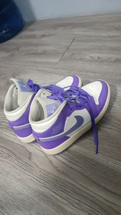 Zapatillas Air Jordan moradas y blancas - miniatura 3