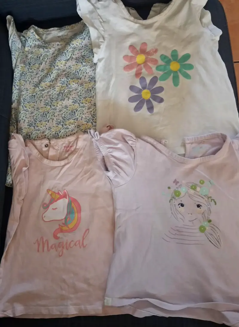 Lote de poleras infantiles con estampados variados