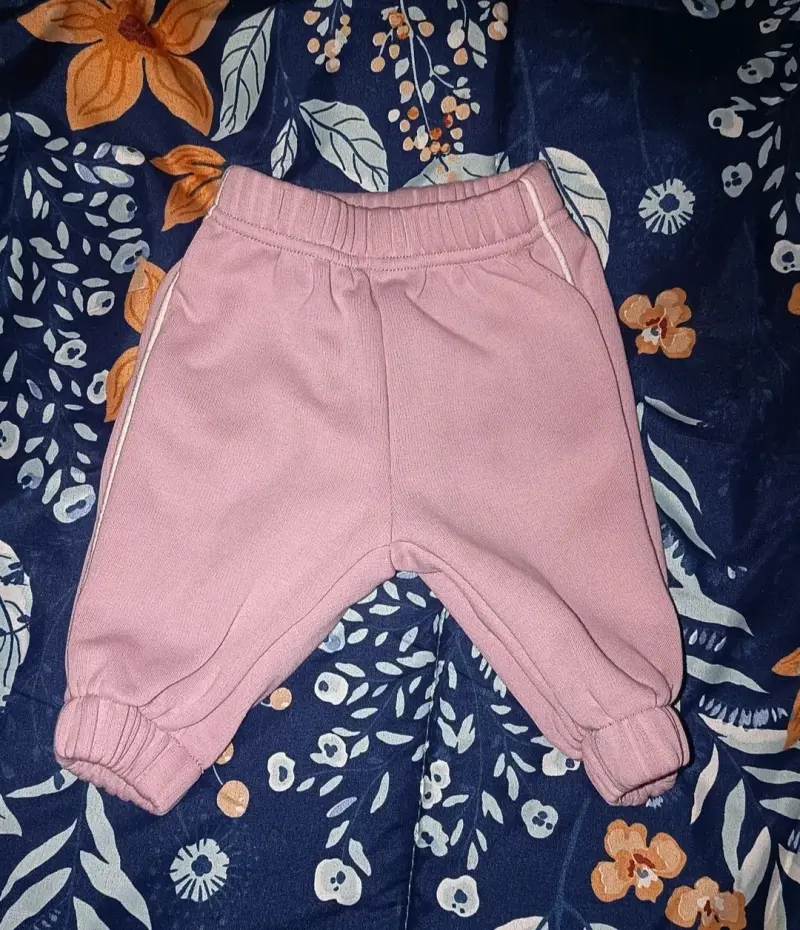 Conjunto de ropa para bebé en tonos rosados