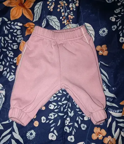 Conjunto de ropa para bebé en tonos rosados - miniatura 1