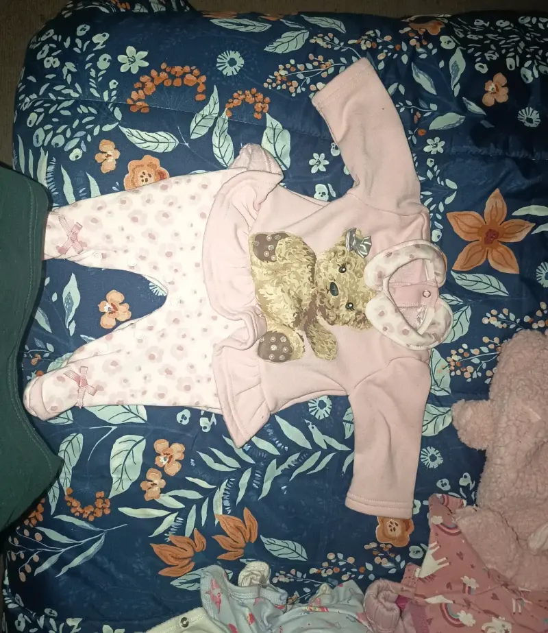 Conjunto de ropa para bebé en tonos rosados - 3