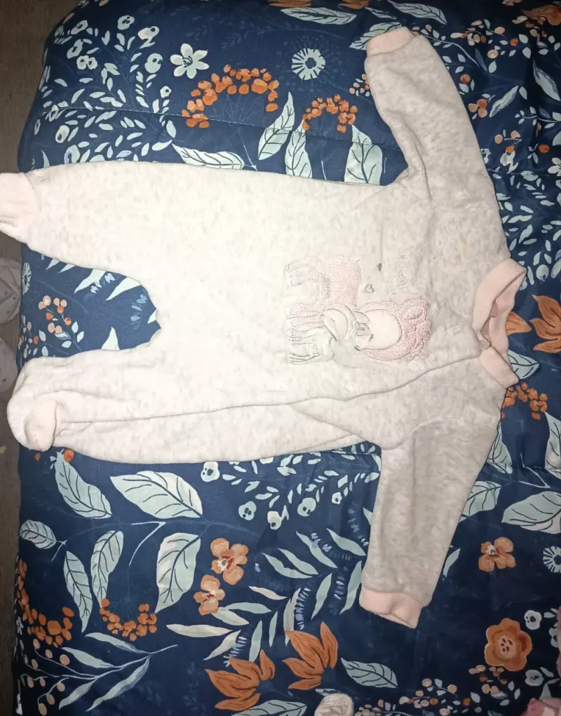 Conjunto de ropa para bebé en tonos rosados - 4