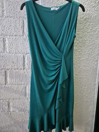 Vestido verde esmeralda con diseño drapeado - miniatura 1