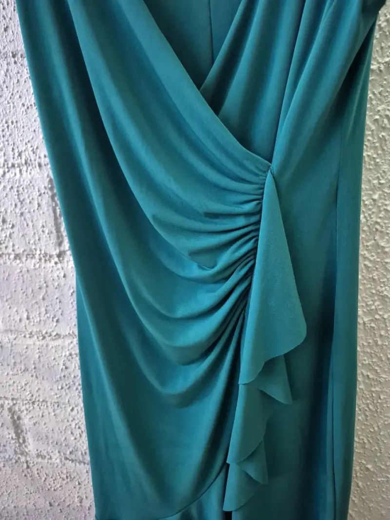 Vestido verde esmeralda con diseño drapeado - 2
