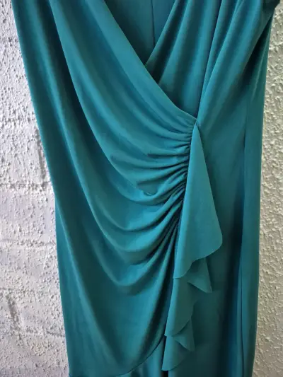 Vestido verde esmeralda con diseño drapeado - miniatura 2