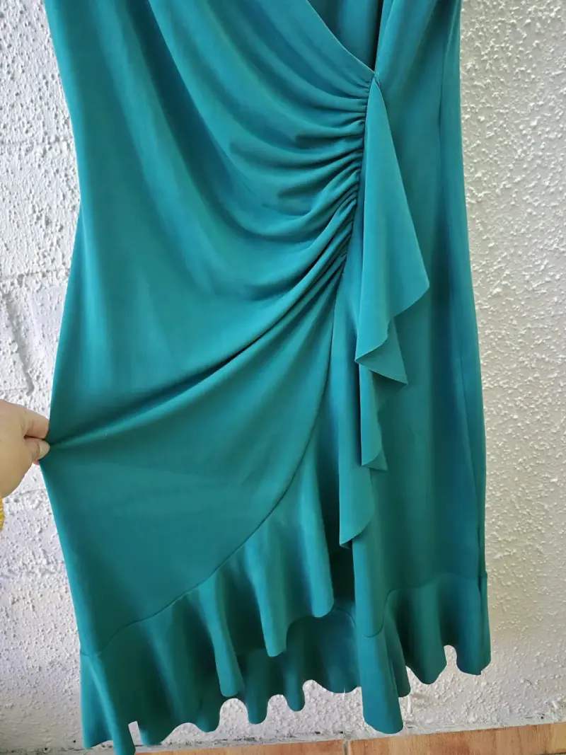 Vestido verde esmeralda con diseño drapeado - 3