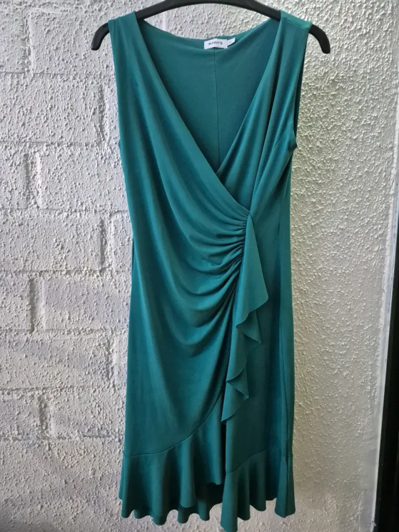 Vestido verde esmeralda con diseño drapeado - 4