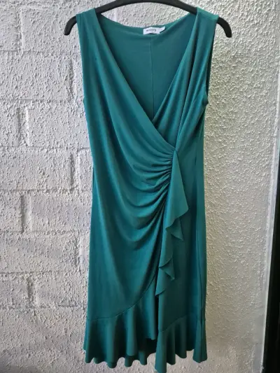 Vestido verde esmeralda con diseño drapeado - miniatura 4