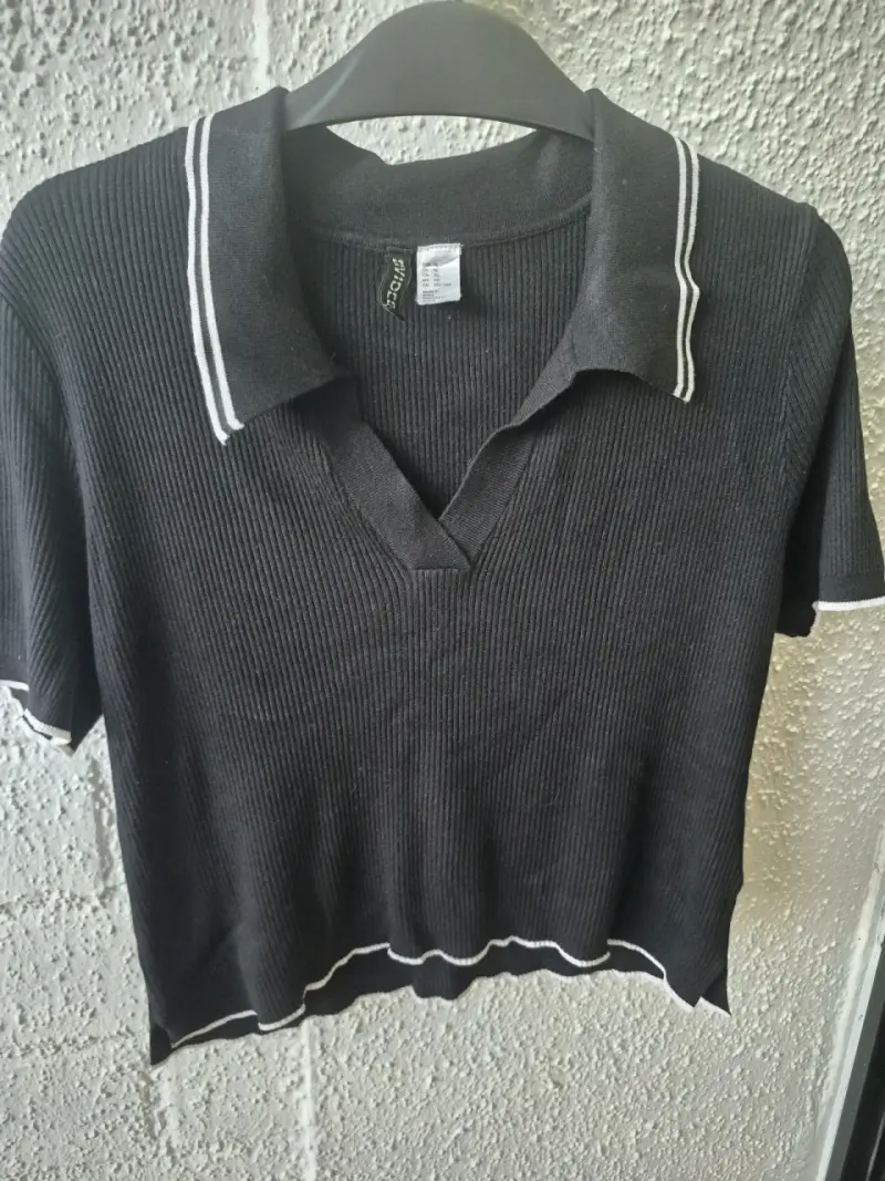 Polera negra de punto con cuello polo